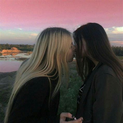 mujeres lesbianas hot|Pareja de lesbianas en el amor en la cama .